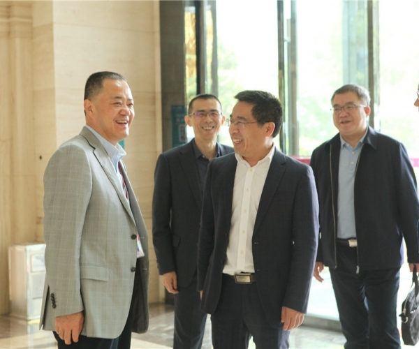 商务部国家茧丝绸协调办公室副司长陈平，，，河池市委常委、副市长杜际鹏莅临调研指导