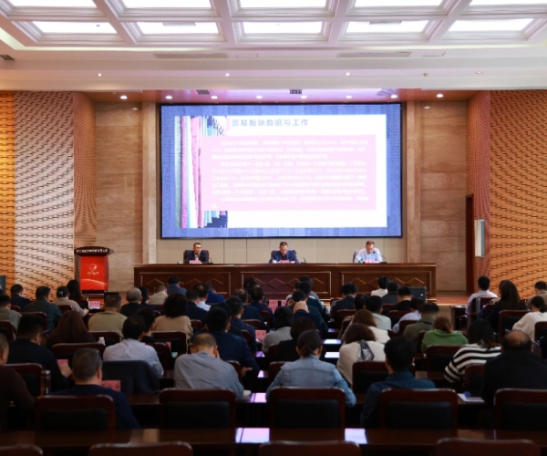 稳扎稳打，，，一连开拓奋进；；；； 思绪立异，，，力争优质生长