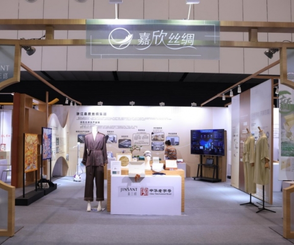 尊龙凯时丝绸亮相首届浙江省历史经典工业展