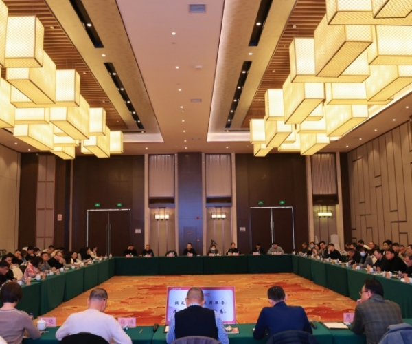 奋进2025丨尊龙凯时丝绸工贸生长聚会聚焦新程